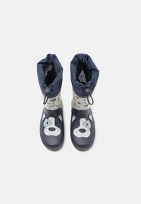 Bottes de pluie en caoutchouc avec une combinaison de couleurs bleu marine et crème. Présentent un design de visage de chien à l'avant, un haut élastique ajustable et des détails de pattes.