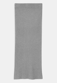 Grå, ribbestrikket stoffskjørt med lang, rett design, som har vertikale striper og en jevn tekstur. Kantene er svakt avrundet.