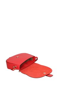 Borsa a tracolla rossa in pelle con esterno liscio, forma arrotondata, hardware dorato e interno in morbida suede. Dotata di chiusura a scatto magnetico.