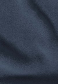 Tessuto strutturato blu navy con una superficie morbida e liscia, che presenta pieghe delicate e una finitura opaca, ideale per imbottiture o abbigliamento.