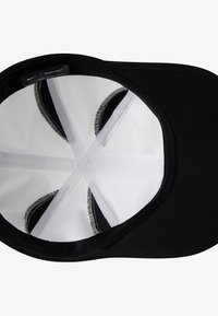 Gorra negra con exterior liso, forro interior blanco a contraste y detalles de costuras. Diseñada con visera curva y ajuste regulable.