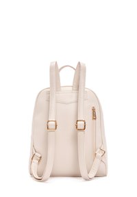 Sac à dos en simili cuir crème avec quincaillerie dorée, bretelles ajustables et poche zippée sur le côté, affichant un design structuré et une texture lisse.