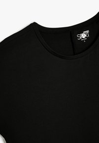 Sort kortærmet t-shirt lavet af blødt stof, med rund hals og et mærke der står "KAYTON SPORT" indeni.