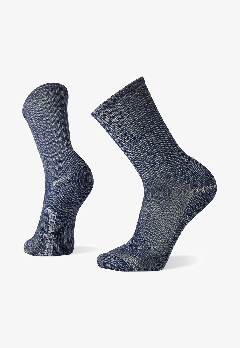 Calcetines azul marino con textura acanalada, que presentan detalles en gris claro y refuerzos en el talón y la puntera para mayor durabilidad.