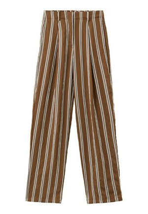 Bruine broek met verticale witte en zwarte strepen, rechte pijpen, knoop- en ritssluiting, en riemlussen aan de tailleband.