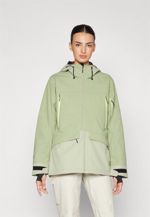 Hellgrüne, strukturierte Jacke mit Kapuze, Reißverschlusstaschen und schwarzen Akzenten. Verfügt über ein geschichtetes Design mit kontrastierenden Materialien.
