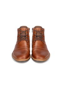 Botas de tobillo de piel marrón con puntera redonda, que presentan cierre de cordones y cremallera, acentos texturizados en marrón y suela cosida.
