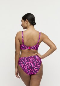Roze-zwart zebraprint bikini set met verstelbare bandjes en een sluiting met gesp. Glad stof met een aansluitend ontwerp.