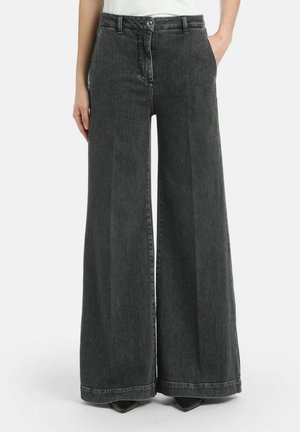 Wijde grijze denimbroek met hoge taille, voorzien van voorzakken, een knoopsluiting en rafelige zoom. Effen structuur en zwaar gewicht.