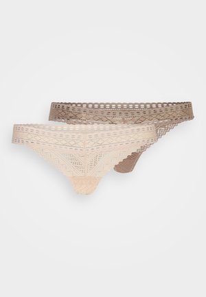 To par lace stringtrusser i lys beige og brun, der har indviklede mønsterdesigns, bølgede kanter og en blød, struktureret finish.