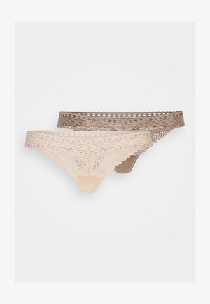 Δύο ζεύγη δαντελένιων σλιπ σε ανοιχτό μπεζ και καφέ, με περίπλοκα σχέδια, κυματιστές άκρες και απαλή, υφασματώδη υφή.