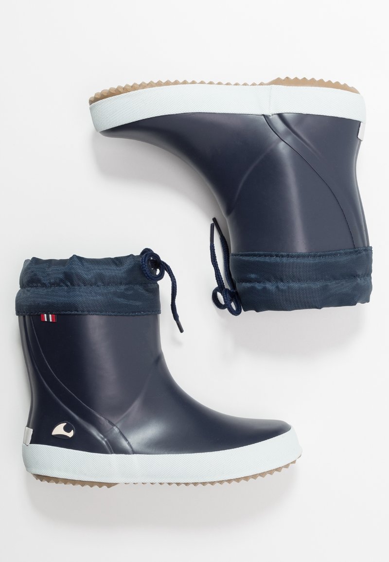 Paire de bottes de pluie en caoutchouc bleu marine avec semelles blanches et manchettes en tissu réglables avec cordons.
