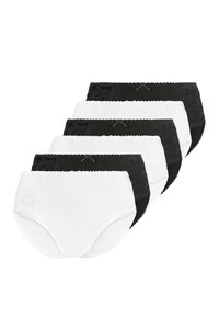 Vijf paar damesslips: twee witte en drie zwarte, met kantafwerking op de tailleband en gladde stof voor comfort.
