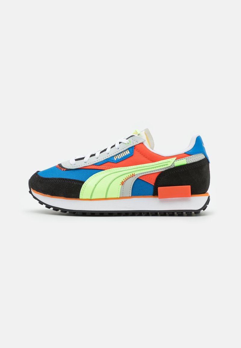 Chaussures de course style rétro avec panneaux en mesh multicolore et suède : bleu, orange, vert néon, noir ; lacets et semelle blancs ; semelle extérieure en caoutchouc texturé.