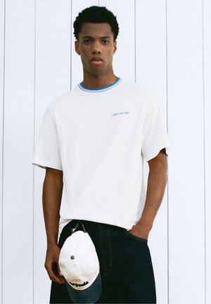 PULL&BEAR, EMBROIDERED SLOGAN WITH CONTRAST RIB - T-SHIRT - T-shirt basique - white