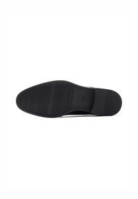 Suola di scarpa in gomma nera con un design piatto e ampio. Presenta scanalature orizzontali per la trazione e una forma della punta arrotondata.