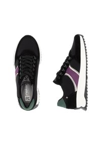 Schwarze Sneaker mit lila und weißen Akzenten, aus strukturiertem Material, mit Schnürdesign und einer grünen Ferse. Gummiaußensohle mit Zickzackmuster.