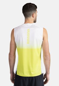 Canotta sportiva senza maniche di colore bianco con un motivo giallo sfumato, caratterizzata da una texture a rete e il nome del marchio "ROSSIGNOL" sul retro.