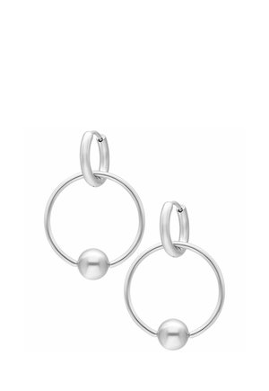 Silberne Creolen mit einem kleinen Verschlussring und einem größeren Ring, der unten eine einzelne runde Silberperle trägt.
