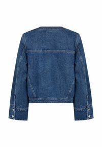 Jeans jakna temno modre barve s skrajšanim dizajnom, vključuje gumbaste manšete in ravno zadnjo ploščo z minimalnimi šivi.