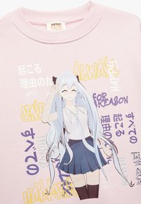 Różowy sweatshirt z okrągłym dekoltem, prezentujący ilustrację postaci z długimi, jasnoniebieskimi włosami, ubraną w białą koszulę i granatową spódnicę, z elementami tekstowymi.