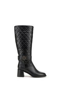 Czarne skórzane botki do kolan z pikowanym wzorem, z obcasem w kształcie słupka oraz ozdobnym paskiem z metalowym akcentem.