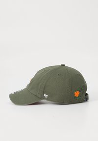 Olijfgroene pet met bloemembroidery, met een oranje bloem en groene bladeren aan de zijkant, wat zorgt voor een speelse uitstraling.