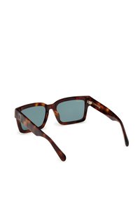 Ochelari de soare din fâșie de țestoasă cu rame pătrate, lentile verzi și temple elegante. Prezintă un detaliu cu logo auriu pe braț.