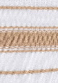 Gestreifte Stoffe mit horizontalen abwechselnden Bändern in Beige und Weiß. Die Textur ist weich und gestrickt, geeignet für Bekleidung oder Polsterung.