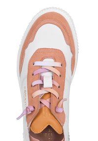 Sneaker con tomaia in pelle bianca e camoscio pesca. Presenta lacci rosa pastello e viola, punta rotonda e interno beige. La texture è liscia e soffice.