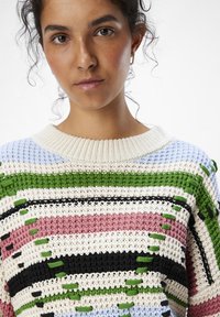 Suéter de punto multicolor con rayas horizontales en rosa, verde, azul, negro y crema, con detalles texturizados y un cuello de canalé.