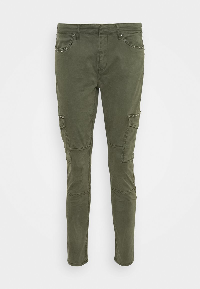Pantalon cargo vert olive coupe slim avec détails cloutés sur les poches avant et les poches à rabat latérales, conçu avec des accents de couture au niveau des genoux.