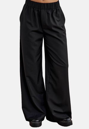 Pantaloni negri cu picioare largi, cu un tiv elastic, fabricați dintr-un material moale. Prezintă o croială lejeră și detalii minime, fiind potriviți pentru îmbrăcăminte casual.