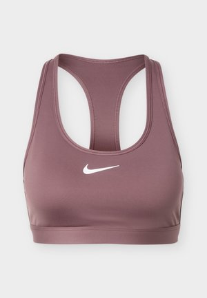 Mauve Nike sportbeha met racerback-ontwerp en wit Nike Swoosh-logo centraal op de voorkant.