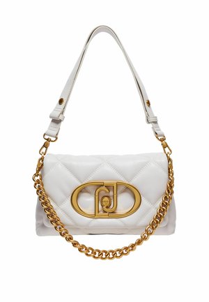 Geantă din piele quilted albă, cu un lanț de aur și accesorii aurii, având un închizător oval aurit proeminent cu detalii ale logo-ului.