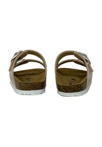 Sandali in sughero marrone con due cinturini regolabili, leggera imbottitura e suola bianca. Il design è open-back per una facile calzata.