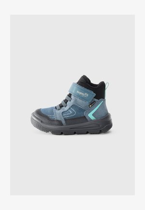 Blaue und schwarze Kinder-Hochschaftschuhe aus Mesh und Wildleder, ausgestattet mit einem Riemen, Schnürsenkeln, strukturiertem Sohlen und Logodetails.