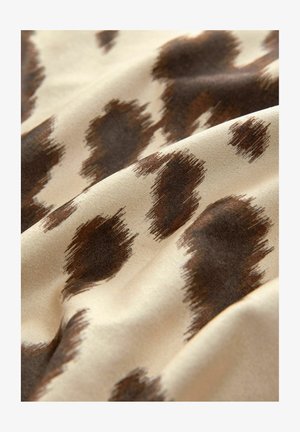 Tessuto beige con una consistenza morbida caratterizzato da un motivo a macchie marroni, che ricorda le marcature degli animali, creando un effetto visivo organico.