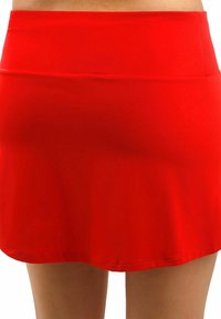 Falda deportiva roja con una tela suave y elástica. Presenta una cinturilla ancha y un diseño acampanado que llega hasta mitad del muslo.