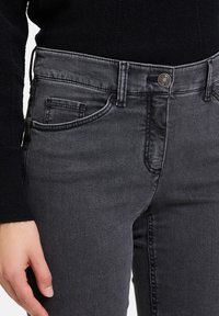 Betty Barclay MIT AUFGESETZTEN TASCHEN - Džíny Slim Fit - grey denim