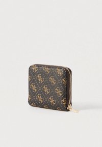 Ruda sintetinio odos piniginė su auksinio logotipo raštu, kvadrato formos ir su užtrauktuku aplink kraštus. Turi auksinės spalvos užtrauktuko laikiklį.