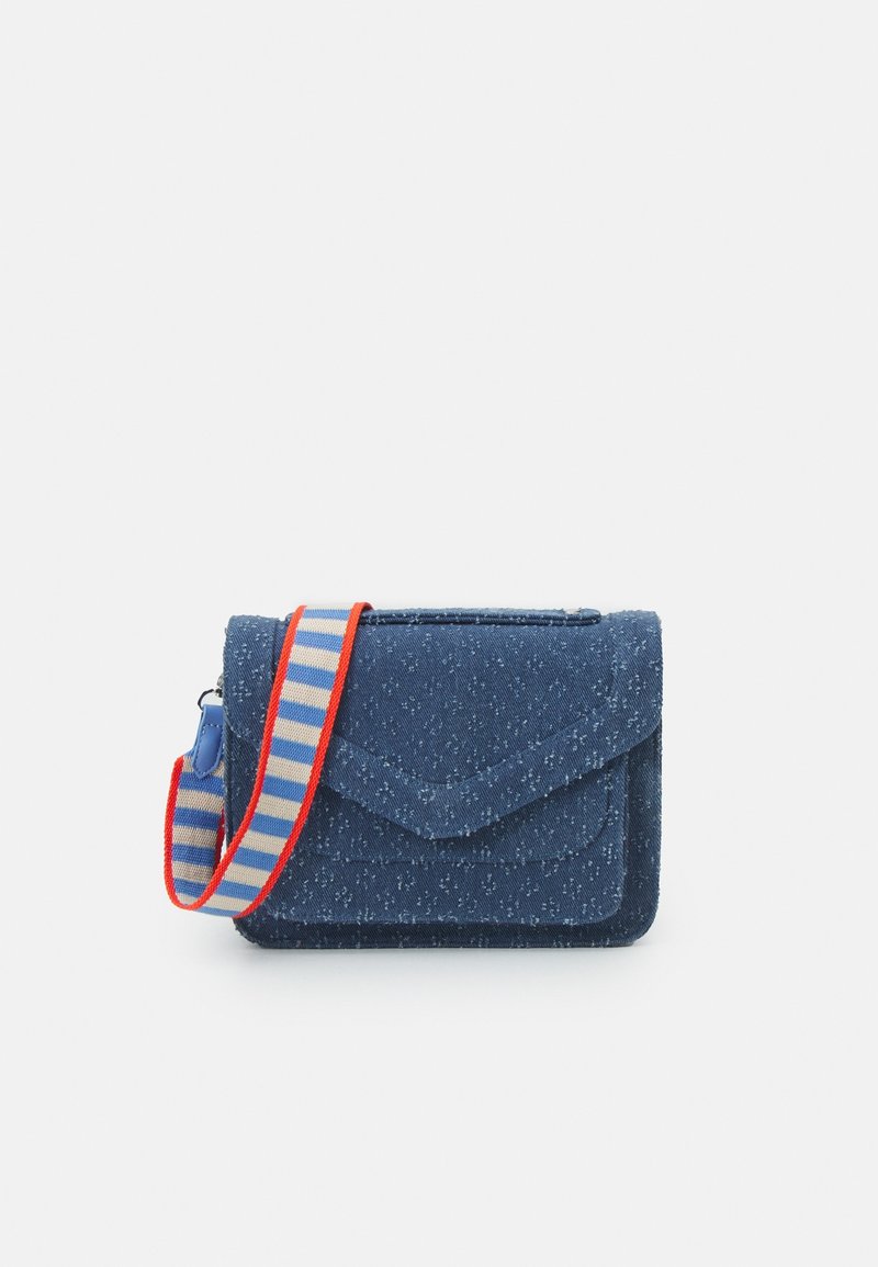Sac bandoulière bleu texturé avec rabat avant et bandoulière rayée amovible avec bordure rouge sur fond blanc uni.