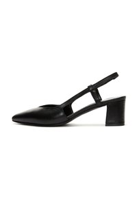 Zapato de tacón slingback de cuero negro con punta afilada, tacón bajo y laterales con cortes. Textura suave y diseño minimalista.