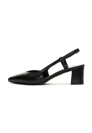 Zapato de tacón slingback de cuero negro con punta afilada, tacón bajo y laterales con cortes. Textura suave y diseño minimalista.