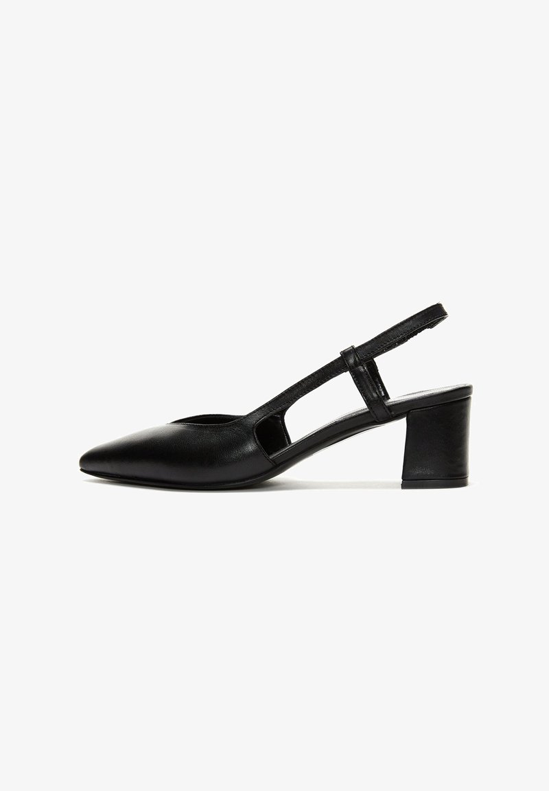 Czarne skórzane sandały na obcasie typu slingback z końcówką w kształcie spiczastym, niskim obcasem w kształcie bloku i wyciętymi bocznymi częściami. Gładka tekstura i minimalistyczny design.