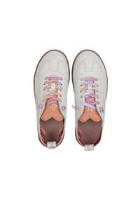 Des baskets en cuir blanc présentent des lacets roses et violets pastel, une semelle en caoutchouc texturée, et un intérieur lisse avec des accents de marque dorés.