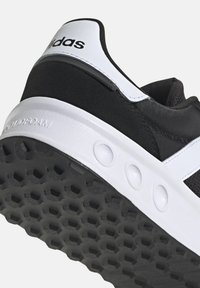 adidas Performance RUN 84 - Sneakers basse - black