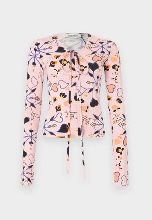 Růžová blůza s dlouhými rukávy, přiléhavého střihu, s modrými, černými a oranžovými květinovými a srdcovými vzory, s předním zavazováním na krku a mírným řasením.
