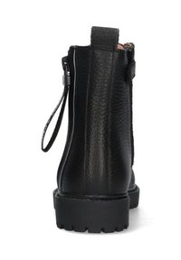 Bottine en cuir noir avec semelle épaisse crantée, languette à l'arrière et fermeture éclair latérale avec sangle décorative, vue de dos.