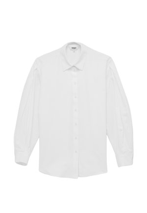 Biała koszula na długi rękaw z klasycznym kołnierzykiem, zapinanymi mankietami i prostym dołem, położona płasko na białym tle.